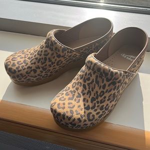 Sz 40 Dansko. Too big! Never worn.  Box got tossed so can’t return.  Paid $100